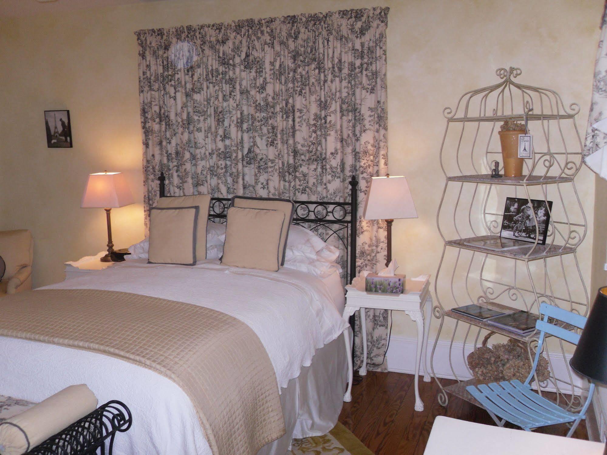 The At Couette-café 4*